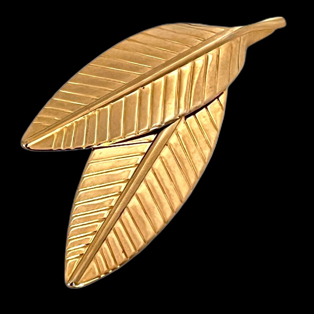 Vintage 1970s Leaf Brooch Gold Tone Textured Nature Pin - 13E